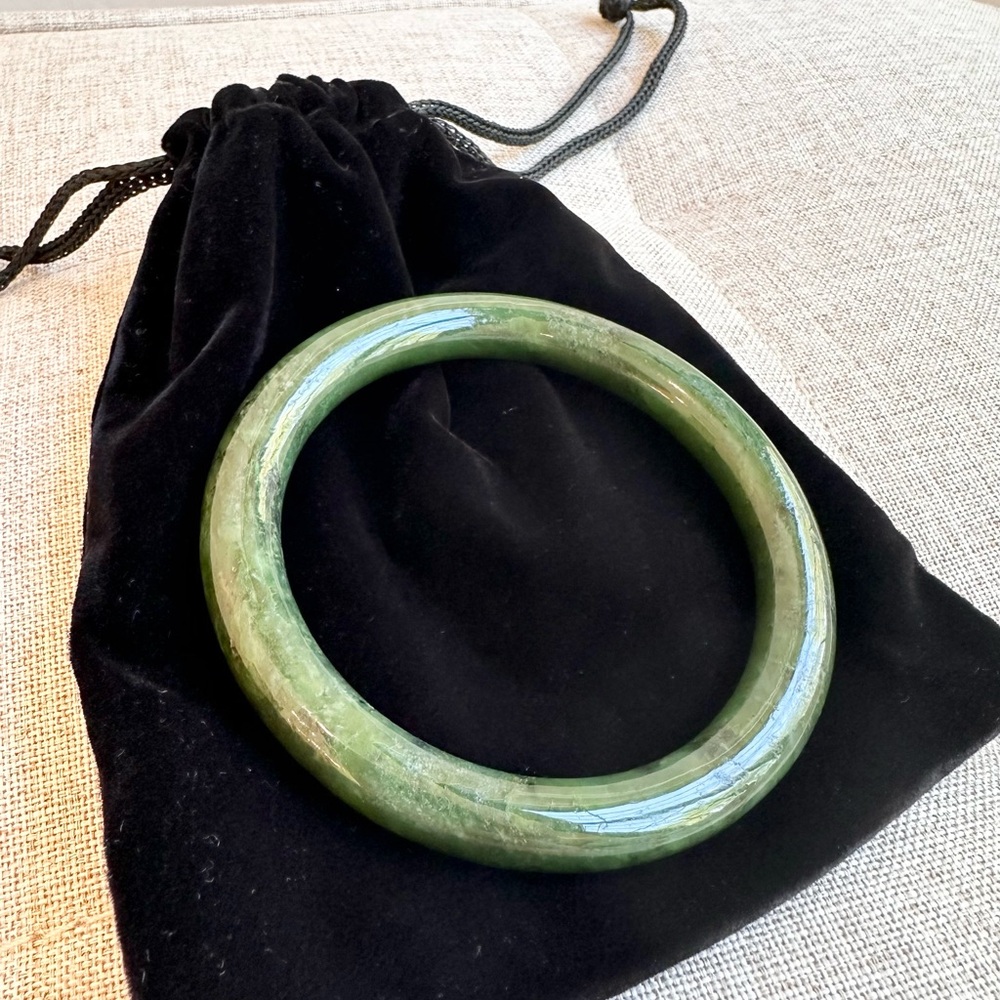 Elegant Jade Green Bangle and Necklace Set - Picture 2 of 3